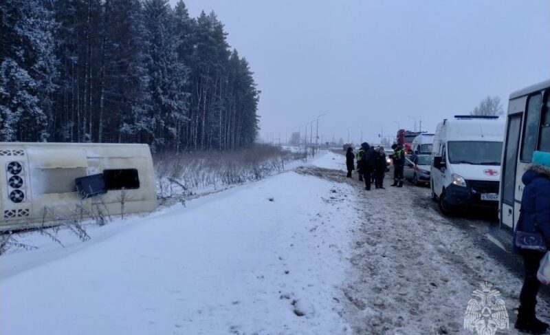На дороге Рыбинск — Ярославль опрокинулся автобус маршрута №500