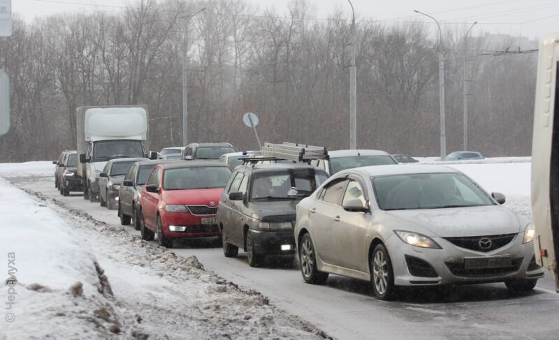 Ошибки водителей ведут к пробкам? Мнение дорожных служб об организации движения через Волжский мост