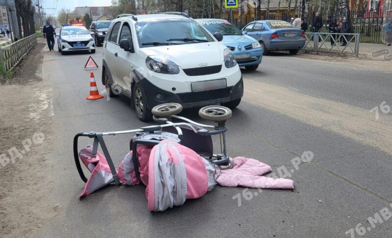 На Куйбышева автомобиль сбил женщину с ребёнком