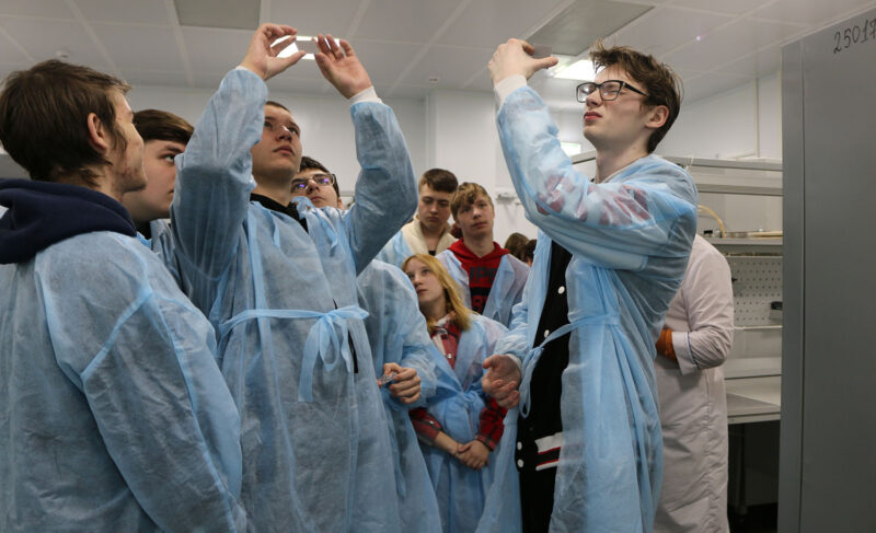 «Готовим специалистов для радиоэлектронной промышленности». Как на Рыбинском заводе приборостроения решают кадровый вопрос