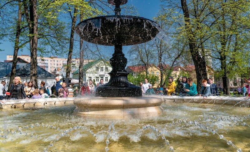 В Карякинском парке «проснулся» фонтан. Красивые фото