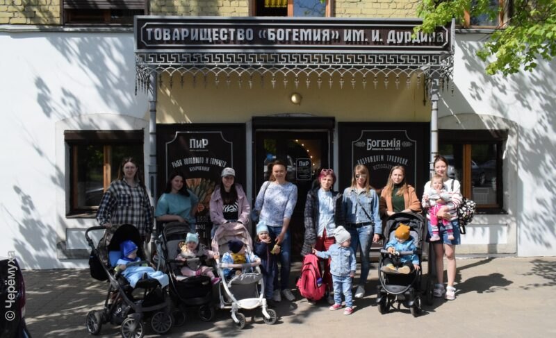 Экскурсия без дегустации: в Рыбинске молодых мам с малышами пригласили на пивоваренный завод. Фото