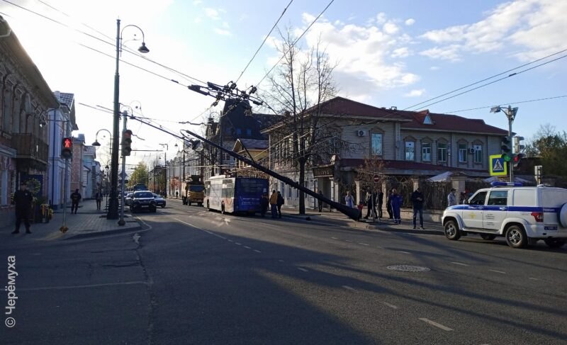 В администрации назвали причину падения опор на Крестовой. Предположительно, дело в болтах