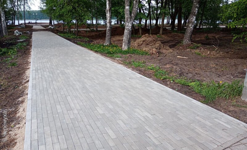 Плитку на дорожки укладывают, велопарковка будет. Какую часть работ в Волжском парке выполнили