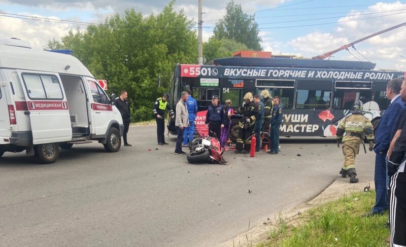 Троллейбусное управление после вмешательства приставов выплатило компенсацию семье погибшего в ДТП мотоциклиста