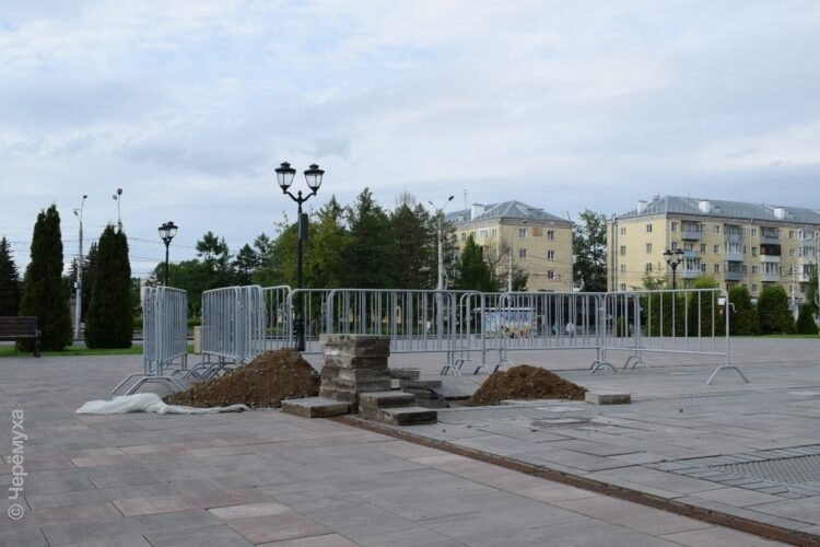 На площади Дерунова разбирают фонтан. Что случилось и когда его восстановят?