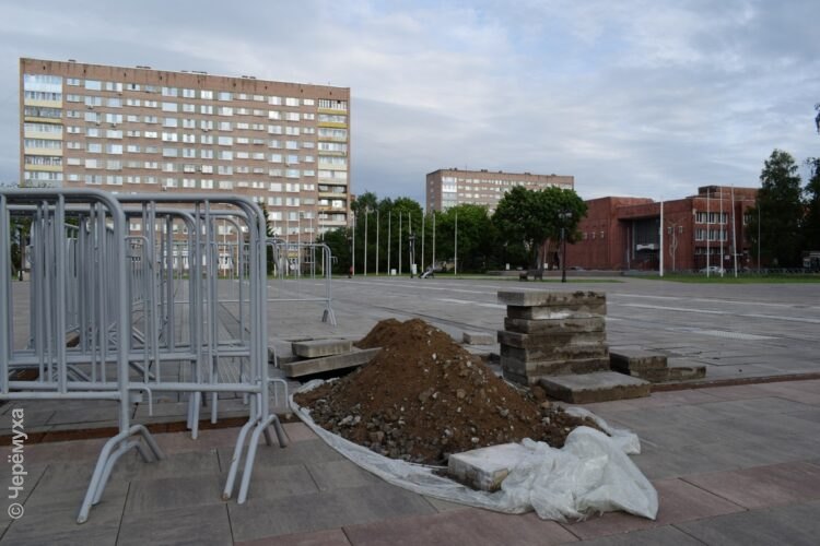 На площади Дерунова разбирают фонтан. Что случилось и когда его восстановят?
