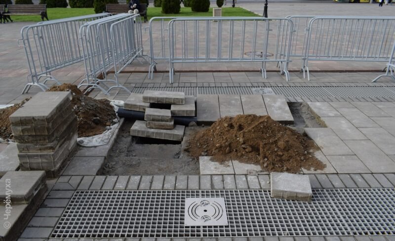 На площади Дерунова разбирают фонтан. Что случилось и когда его восстановят?