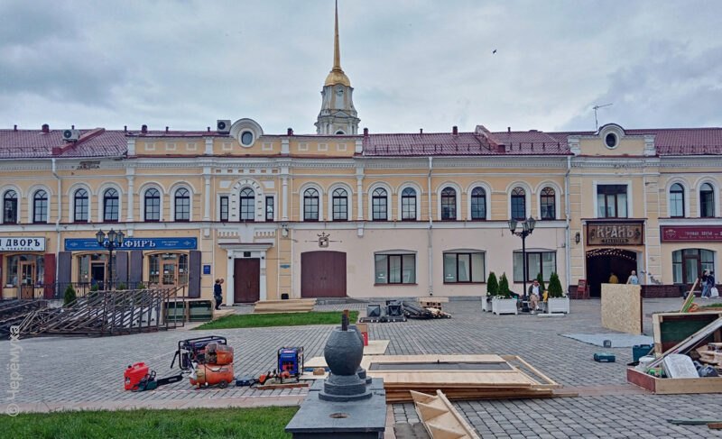 На Красной площади в Рыбинске будут снимать историческое кино. Декорации уже устанавливают. Фото