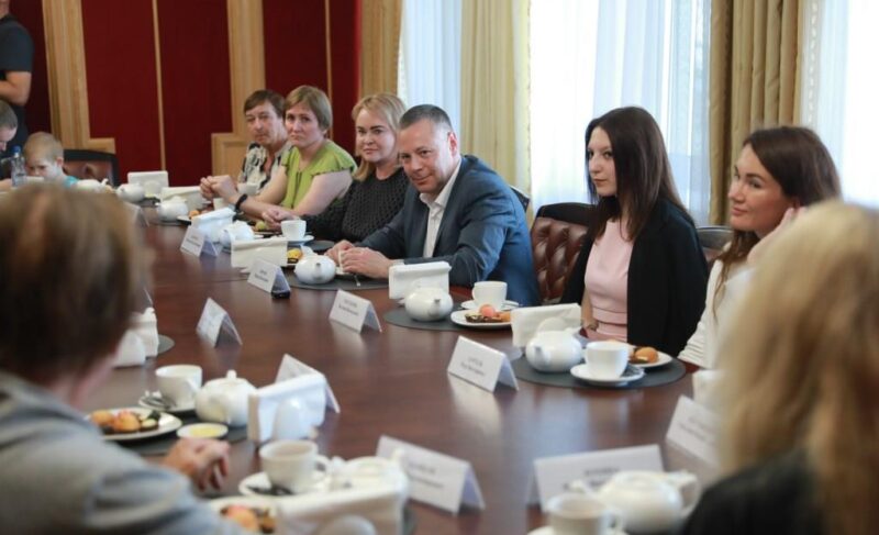 Михаил Евраев встретился с жёнами и матерями участников СВО