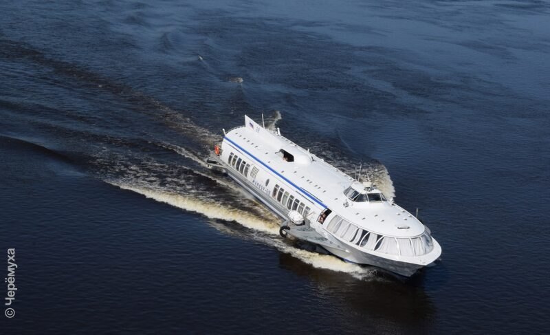 У Толгской обители устанавливают причал