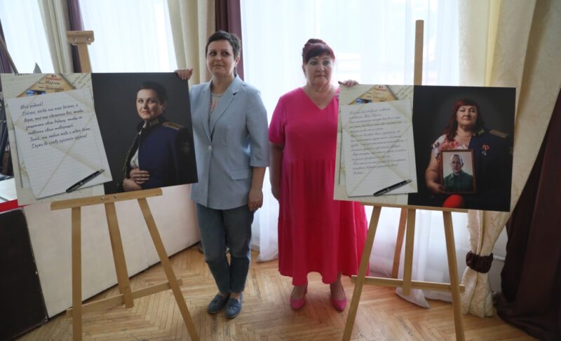 В День семьи, любви и верности в Ярославле открыли фотовыставку, посвящённую жёнам участников СВО