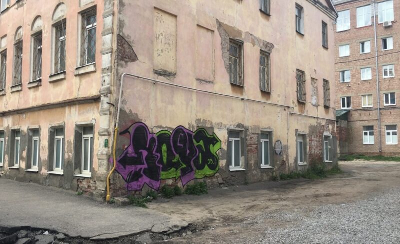 Администрация Рыбинска — о граффити на Бульварной: фасад дома отремонтируют