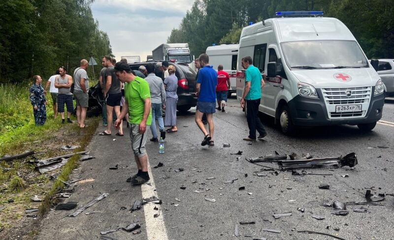 Один погибший, пятеро пострадавших: на трассе Рыбинск — Ярославль столкнулись два автомобиля