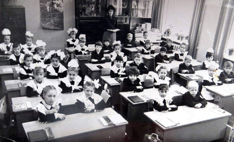 Несколько десятилетий назад. Подборка школьных фото из прошлого века