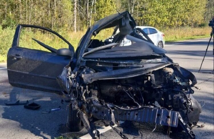 Ford врезался в грузовик и выехал на встречную полосу: в ДТП под Рыбинском погибли двое мужчин