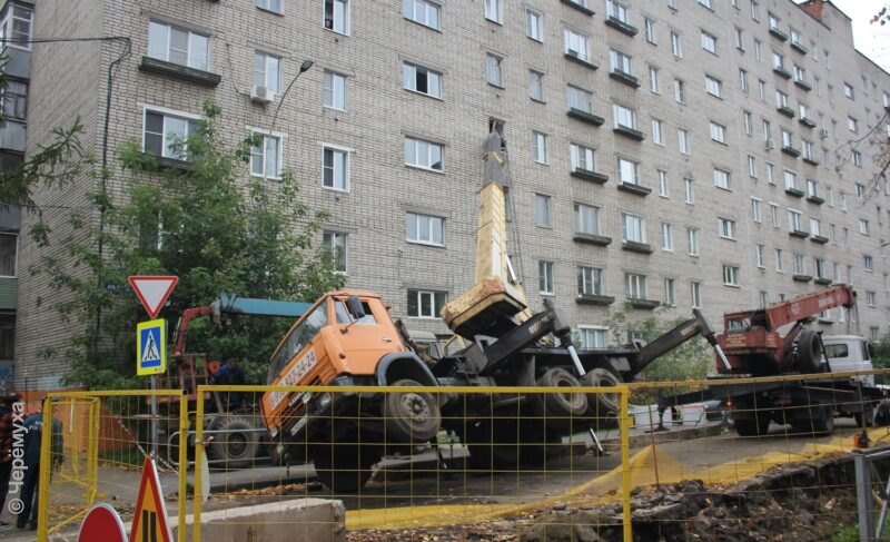 На Радищева строительный кран выбил окно в многоэтажке