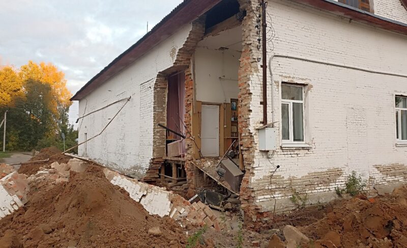 В Тихменево обрушилась стена центра досуга. Судьба здания решится после экспертизы