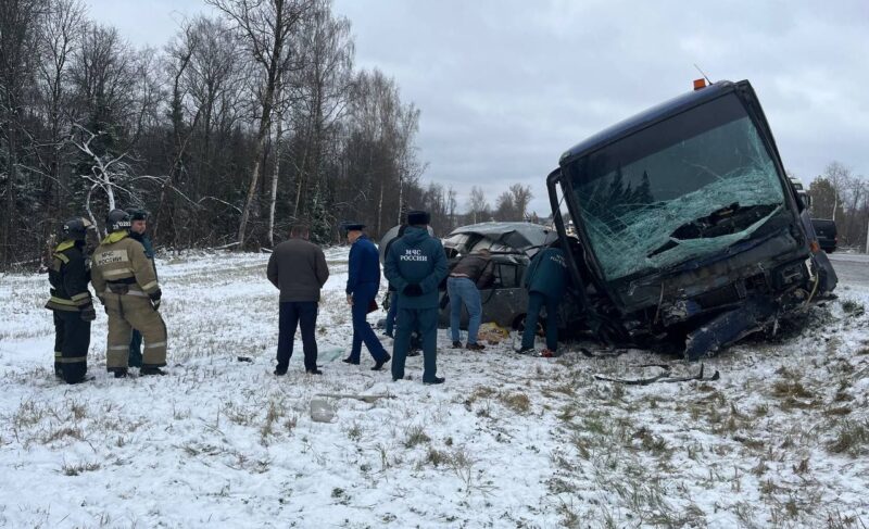 На трассе «Холмогоры» попал в ДТП автобус, перевозивший 34 ребёнка