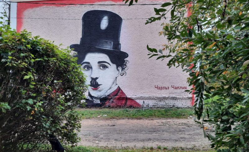 «Кино на Волге»: на двух зданиях в Переборах разместили «звёздные» портреты