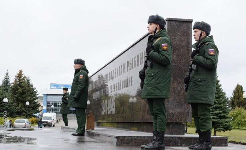 В Рыбинске торжественно открыли отремонтированный Вечный огонь и памятник «Дети войны». Фоторепортаж