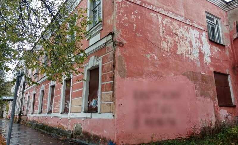 Парковка на газонах и плохое содержание фасадов. За что ещё штрафуют сотрудники муниципального контроля?