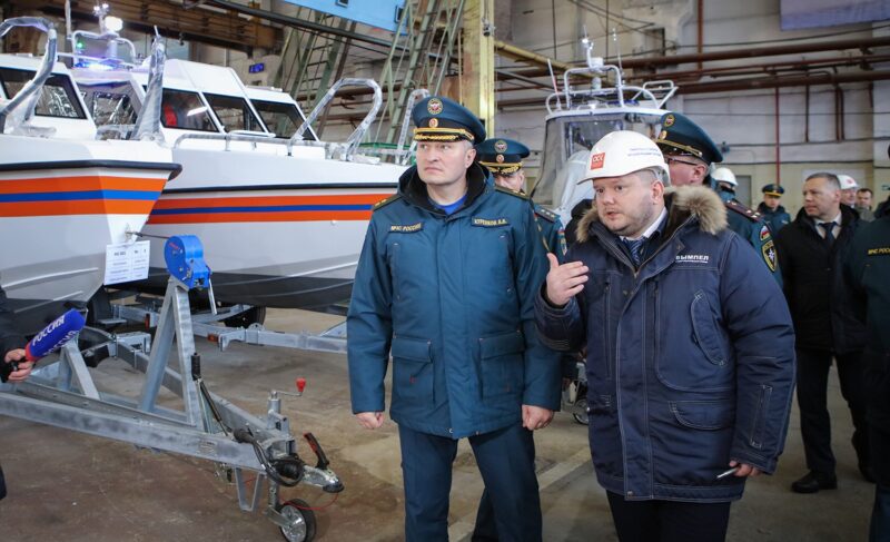 Министр МЧС Александр Куренков проверил, как строят катера на рыбинском «Вымпеле»