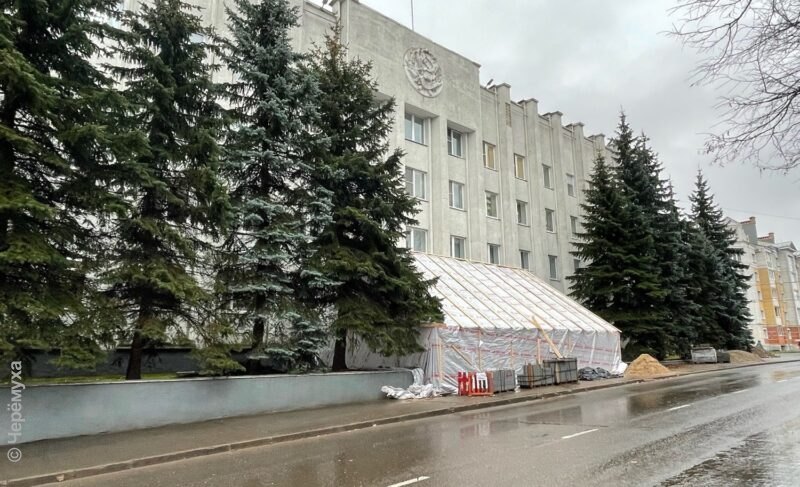 Ремонт здания горадминистрации: главный вход закрыт, гранитные ступени обещают сохранить