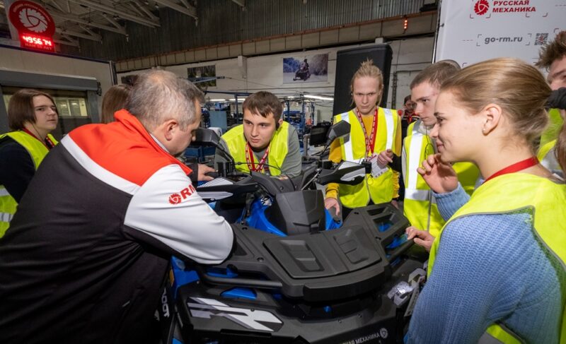 Задел на будущее: «Русская механика» провела экскурсию в рамках проекта «ПрофВЫБОР»