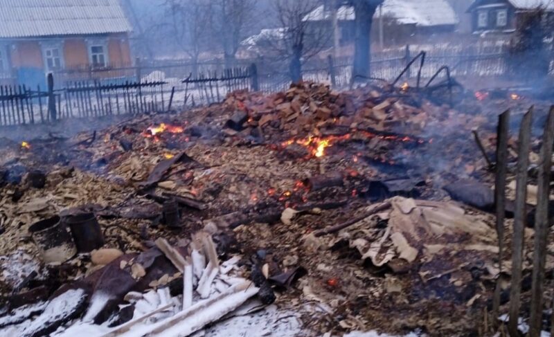 При пожаре в Рыбинском районе погиб человек. Его личность устанавливают