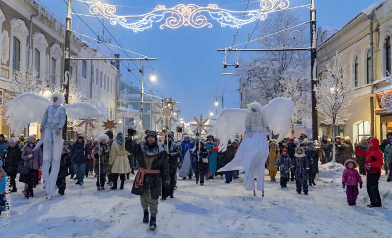 Атмосферное шествие и уличный спектакль. Как в Рыбинске отметили Рождество — в большом и красочном фоторепортаже