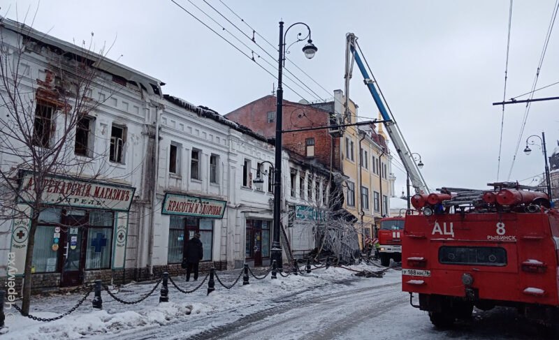 Ночью в Рыбинске загорелся Мучной гостиный двор на Крестовой