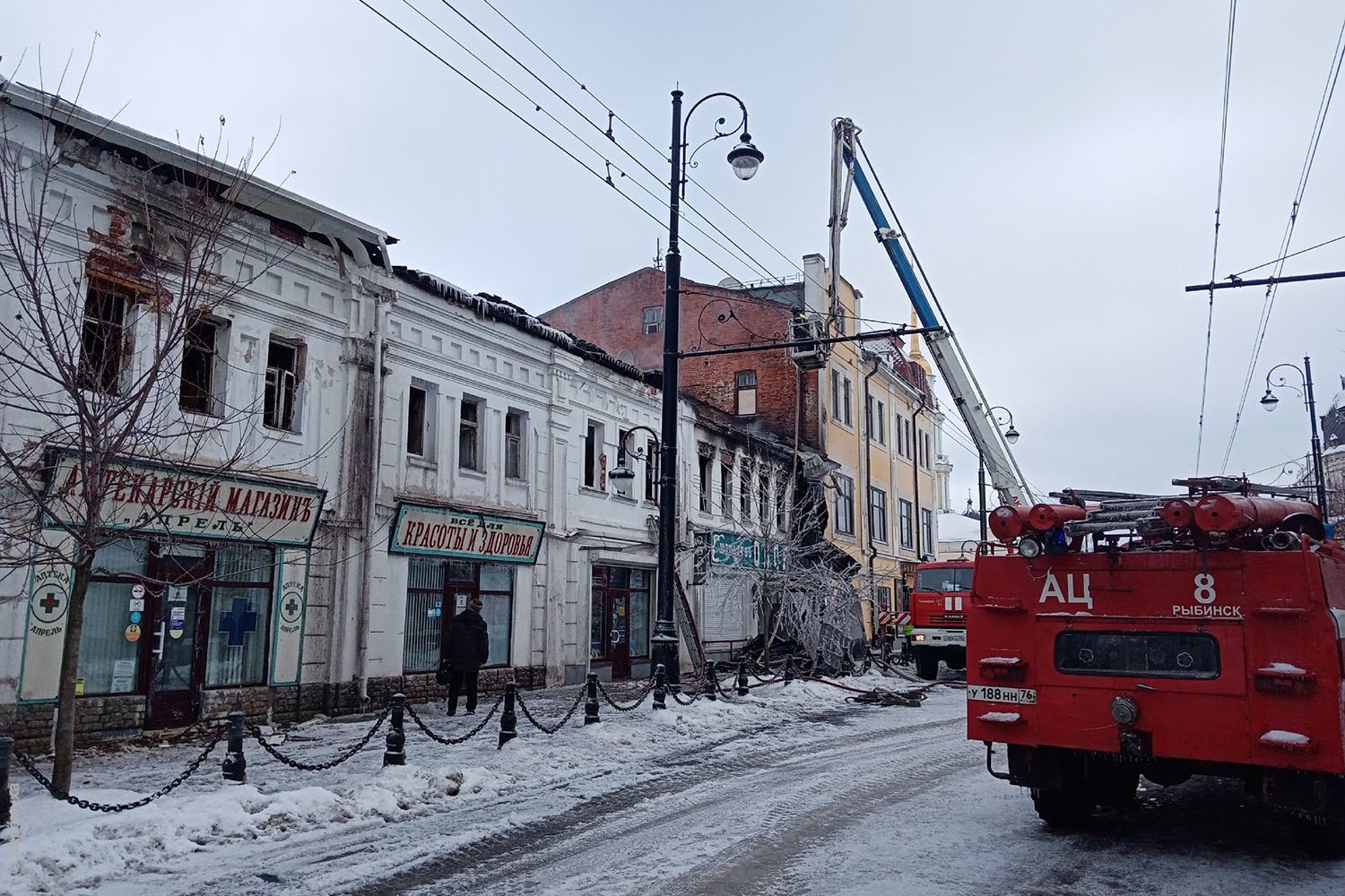 Ночью в Рыбинске загорелся Мучной гостиный двор на Крестовой | Черёмуха