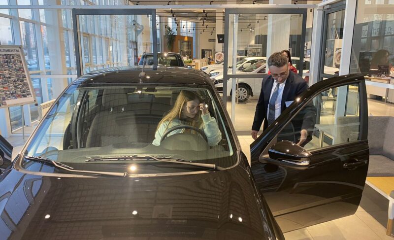 «Поверь в мечту!»: два победителя получили ключи от автомобилей