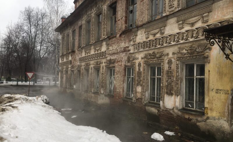 Подвал дома Первова затопило горячей водой