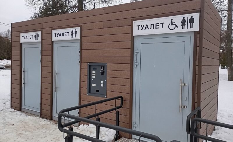 В Волжском парке выбили дверь общественного туалета. Заявление в полицию подано