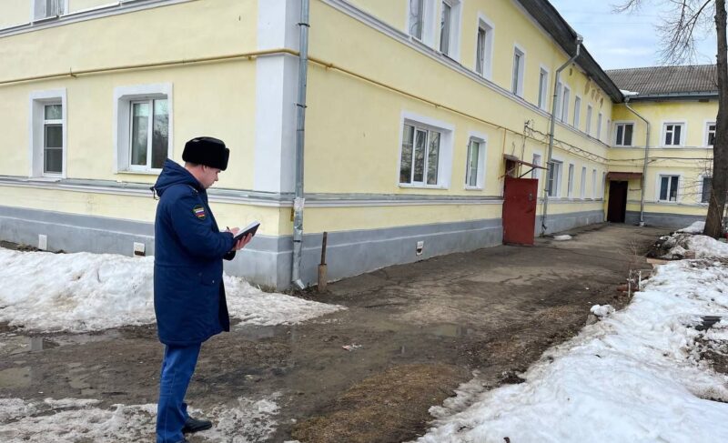 В Рыбинске снег с крыши упал на голову курсанту. Прокуратура проводит проверку