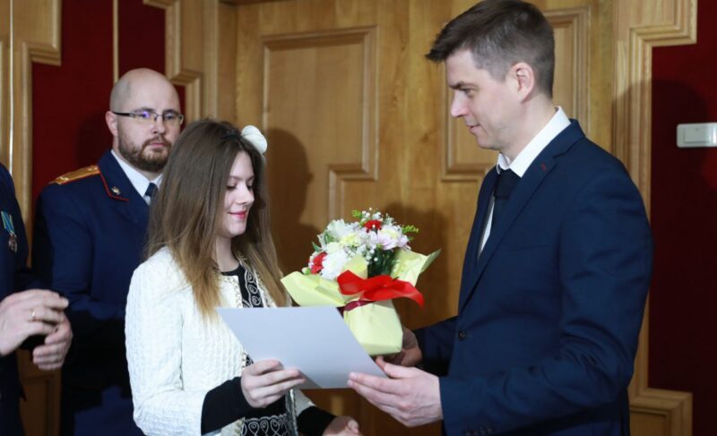 Семи детям-сиротам вручили свидетельства на получение жилья