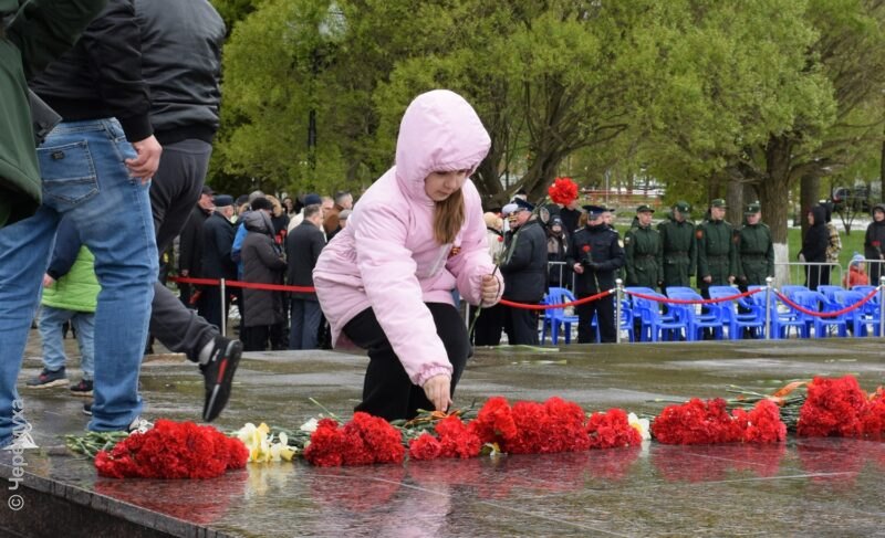 «Письма с фронта» и цветы под снегом. Фоторепортаж с празднования Дня Победы в Рыбинске