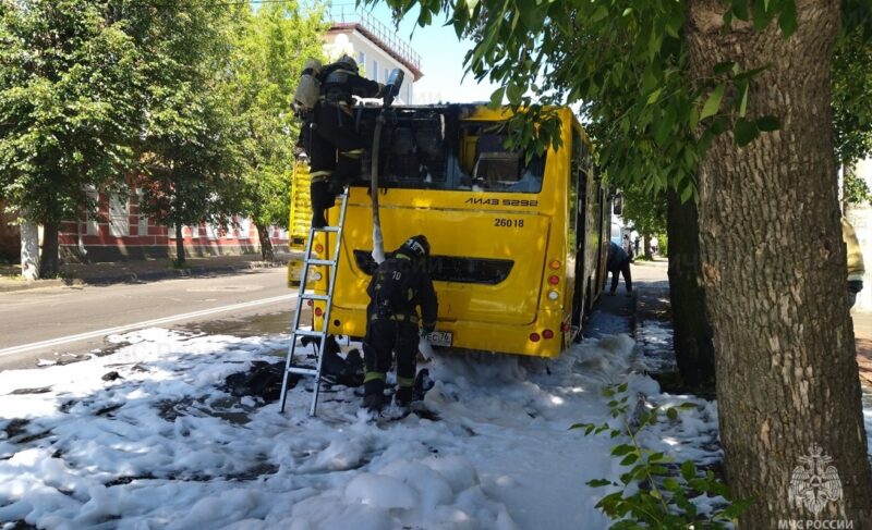 В Рыбинске загорелся жёлтый автобус. Прокуратура проводит проверку