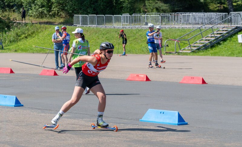 На высоких скоростях. Атмосфера спринтерских стартов чемпионата России по лыжероллерам — в фоторепортаже «Ч»