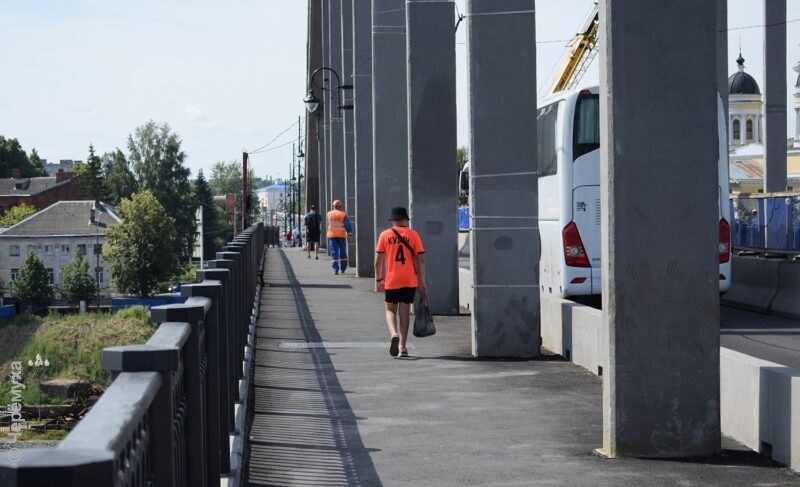 В Рыбинске временно ограничили движение по тротуарам на мосту через Волгу