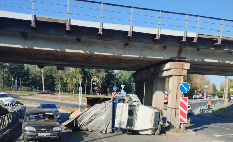 Два ДТП на рыбинских дорогах: в одном случае перевернулся грузовик, во втором — сбили пешехода