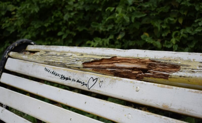 Дворникам тяжело, диваны ломаются. Рыбинцев просят не устраивать перестановки на Аллее Славы