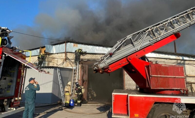 В Рыбинске 10 часов тушили цех на Большой Тоговщинской