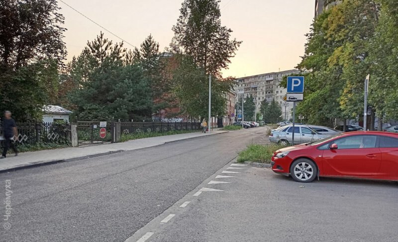 Работа над ошибками год спустя: подрядчика обязали по новой уложить асфальт на Вокзальной