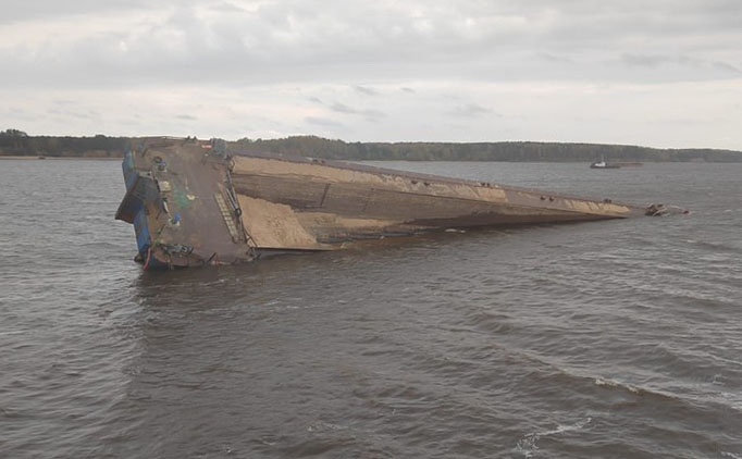 В районе Коприно на Рыбинском водохранилище баржа зацепила мель. Трюм затопило, груз частично смыло