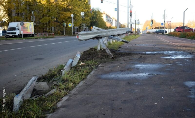 На Волжской набережной машина выехала на тротуар. На этом месте в прошлом году погибли два мальчика