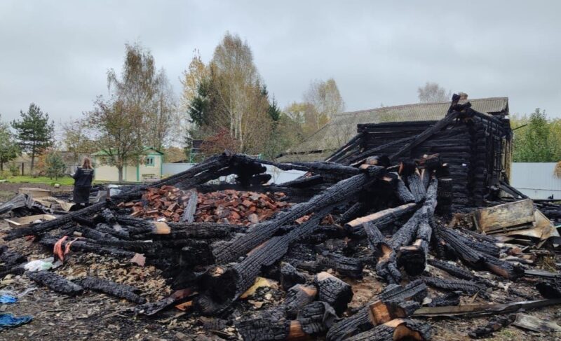 В Рыбинском районе при пожаре погиб пенсионер. Следователи проводят проверку