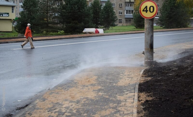 Пар над новым асфальтом. Что прорвало на улице Гагарина в Рыбинске?